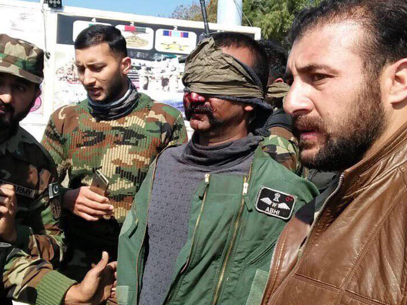 طيار هندي بأيدي قوات الأمن الباكستانية في كشمير أمس (إنترنت) 