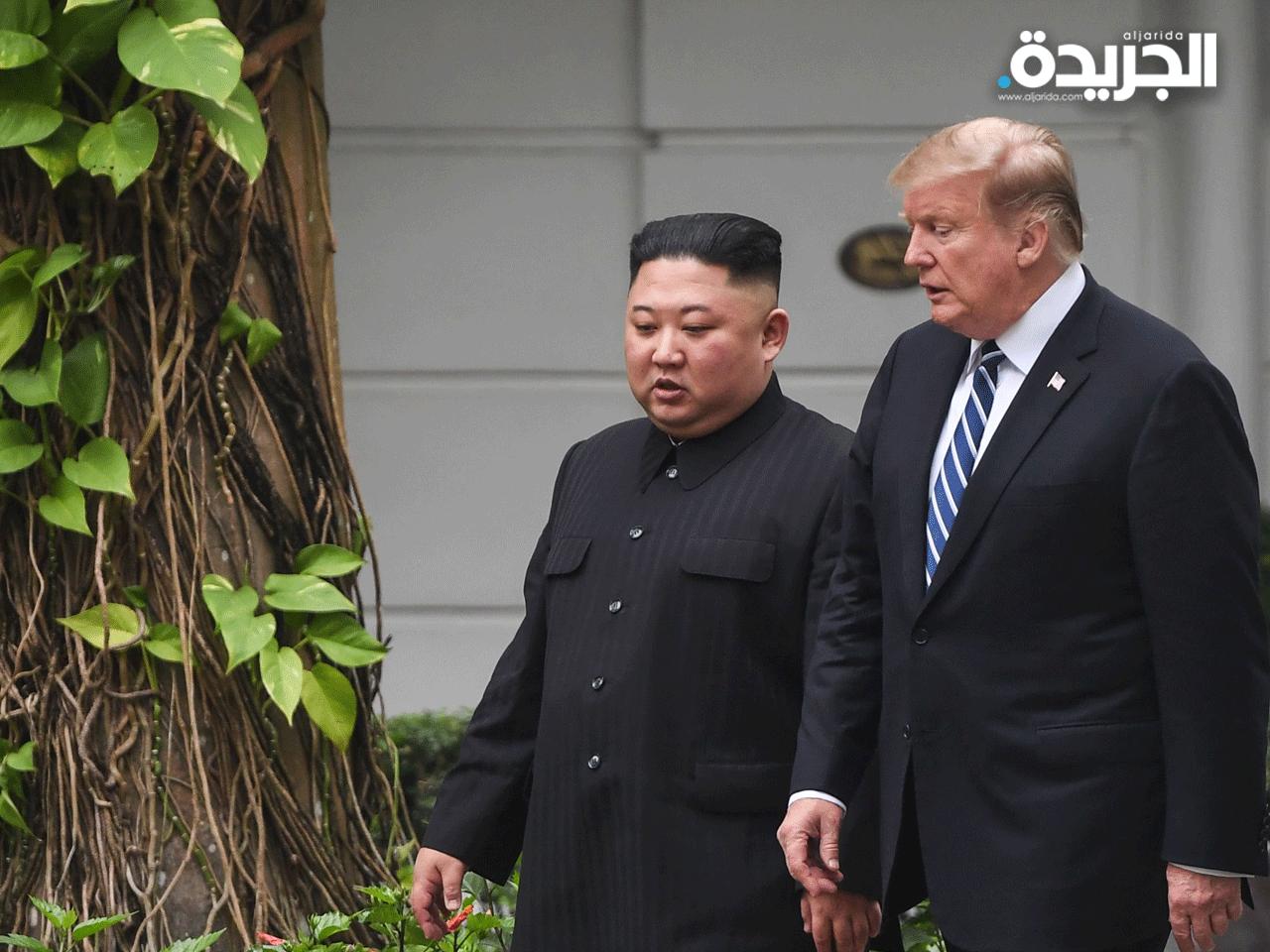 ترامب وكيم في حديث جانب أثناء قمة هانوي