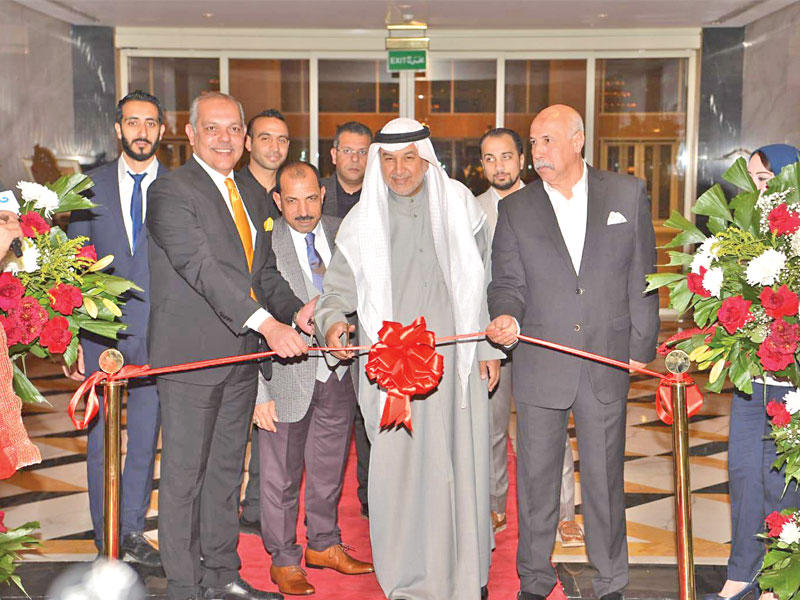 عدنان الحداد وهشام عنبة خلال افتتاح المعرض