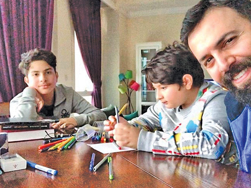 تيم حسن وولداه