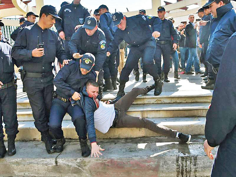 قوات الأمن الجزائرية توقف مشاركاً في اعتصام الصحافيين بالعاصمة أمس 