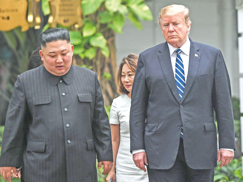 ترامب وكيم في فندق «سوفيتيل» في هانوي أمس (أ  ف ب)