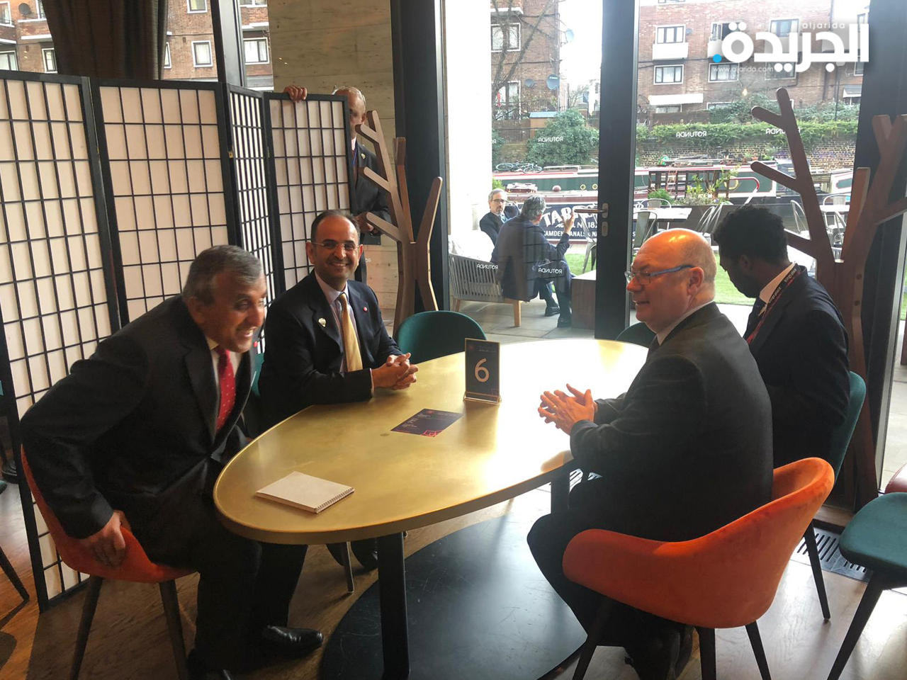 الوزير الحجرف خلال لقائه مع اليستر بيرت 