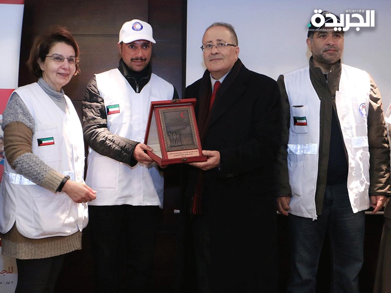  رئيس الهلال الاحمر الاردني د. محمد الحديد خلال تكريمه رئيس مجلس الامة مرزوق الغانم وامين عام جمعية الهلال الاحمر الكويتية مها البرجس 