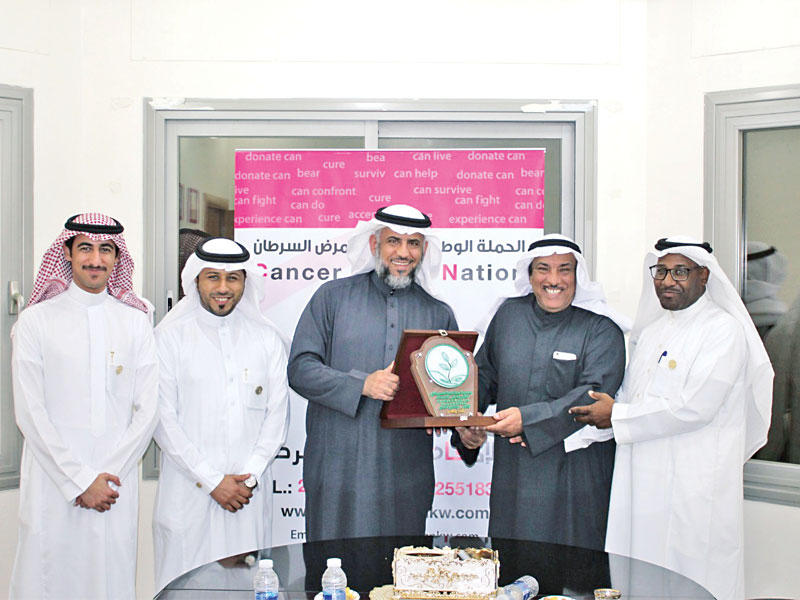 الصالح يهدي إلى الوفد السعودي درعاً تذكارية 