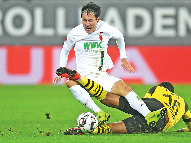 جانب من مباراة أوغسبورغ ودورتموند