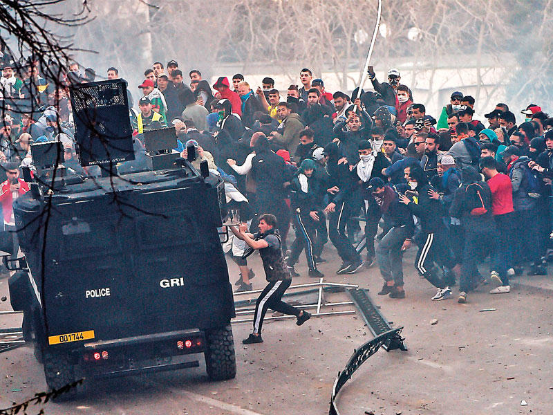 جانب من الاشتباكات بين قوات الأمن والمتظاهرين في العاصمة الجزائر أمس الأول (أ ف ب)