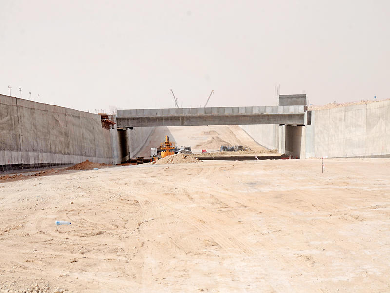 أحد مشاريع الطرق لمدينة المطلاع 