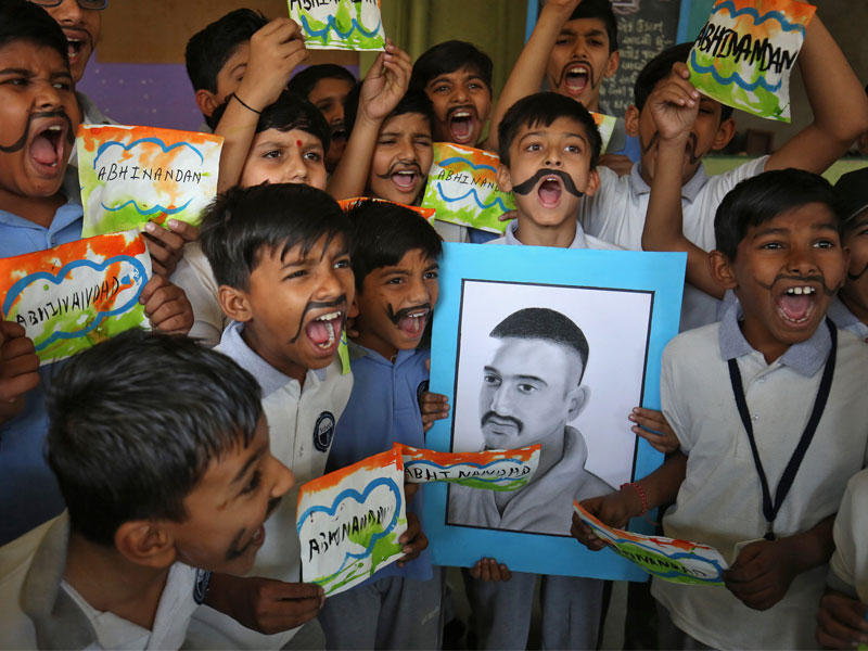 طلاب مدارس هنود يحتفلون على طريقتهم في مدينة أحمد آباد بتحرير الطيار من باكستان أمس   (رويترز)