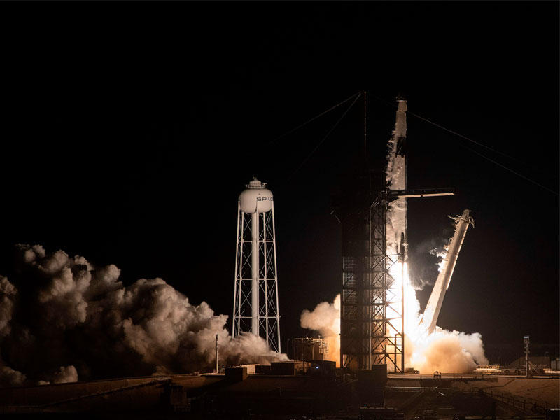 صاروخ SpaceX Falcon 9 مع مركبة الفضاء Crew Dragon التابعة للشركة على متن الطائرة أثناء مهمة Demo-1