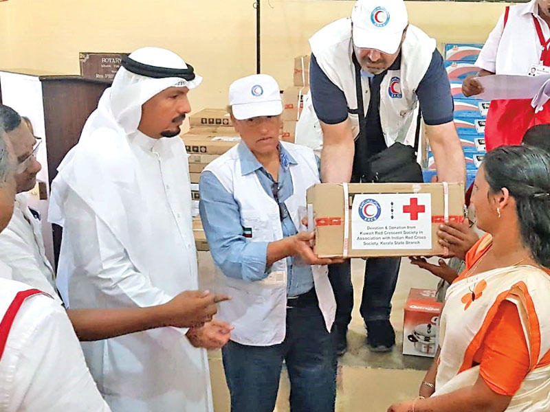 «الهلال الأحمر» خلال تقديم المساعدات للمناطق الهندية المتضررة من الفيضانات 