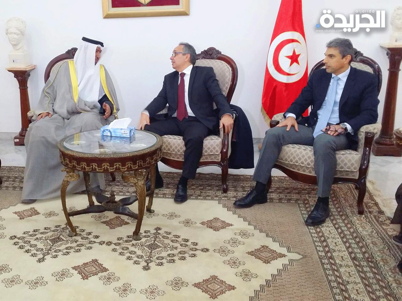  وزير العدل ووزير الدولة لشؤون مجلس الأمة الدكتور فهد العفاسي لدى وصوله إلى تونس