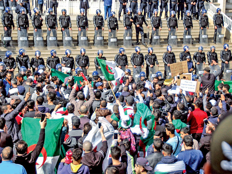 جزائريون يتظاهرون ضد ترشح بوتفليقة لولاية جديدة في مدينة وهران الساحلية أمس الأول (أ ف ب)