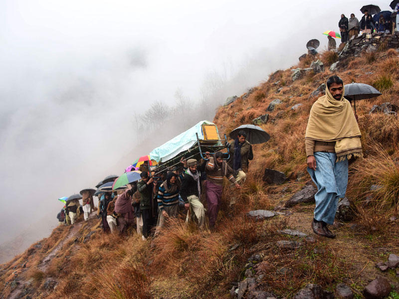 باكستانيون ينقلون نعش مدني قتل في تبادل لاطلاق النار بين قوات هندية وباكستانية