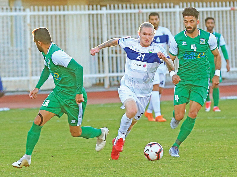 الأسترالي أولسن محترف الجهراء يحاول المرور بين دفاع العربي