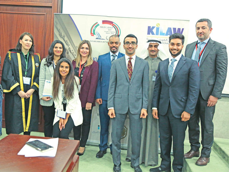 صورة جماعية لفريق كلية القانون الكويتية العالمية