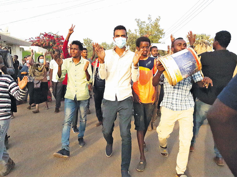 متظاهرون سودانيون يطلقون هتافات مناهضة للبشير في الخرطوم (أ ف ب)