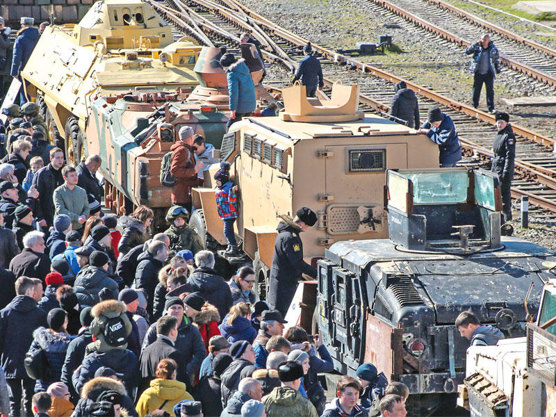 وصول قطار محمل بمركبات غنمها الروس من المعارضة السورية لمحطة سيفاستوبول بجزيرة القرم أمس    (أ ف ب)