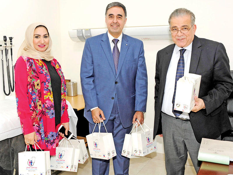 توزيع الهدايا على الأطباء في العيادات