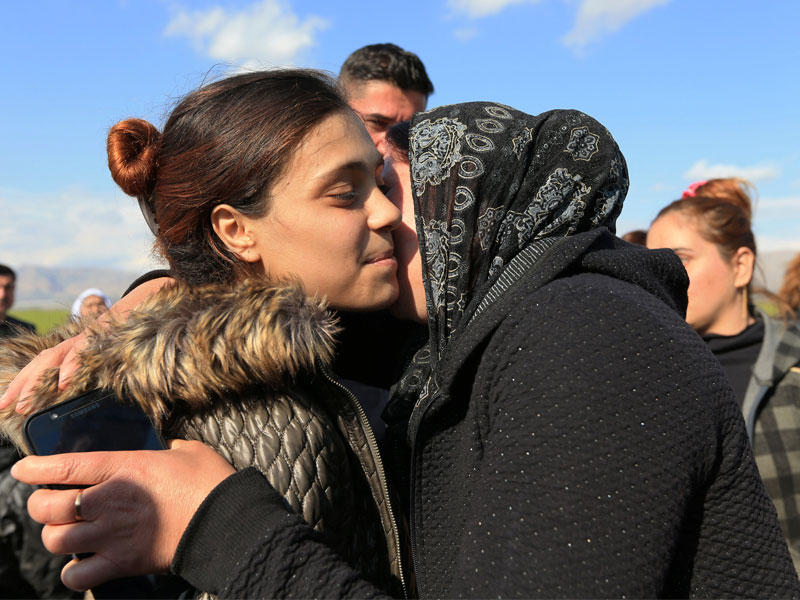 امرأة ناجية من اليزيديين بعد إطلاق سراحها من مسلحي داعش في سوريا