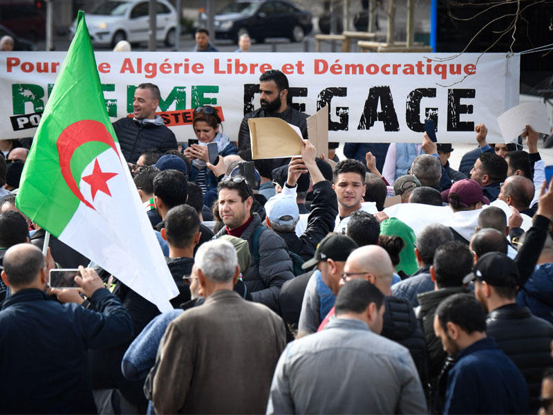 جزائريون يحتجون على ترشح بوتفليقة في مرسيليا أمس (أ ف ب)