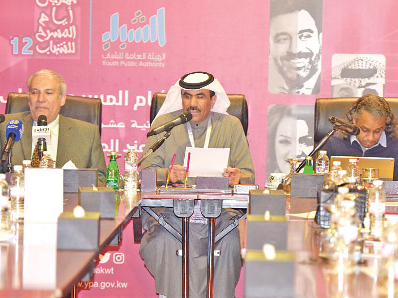 الرويعي والشمري ودوارة أثناء الجلسة الحوارية