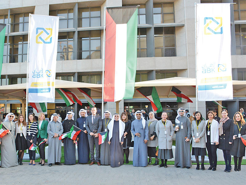 فوزي الثنيان مع موظفي البنك أثناء الاحتفال بالعيد الوطني 