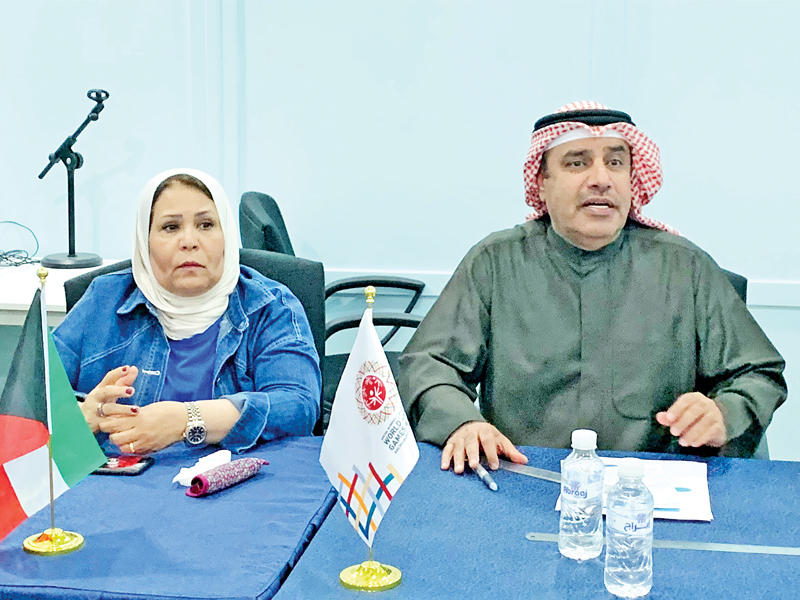 جاسم اليعقوب خلال الاجتماع 