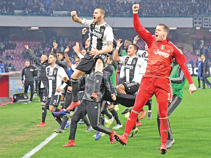 فرحة لاعبي يوفنتوس بعد الفوز على نابولي