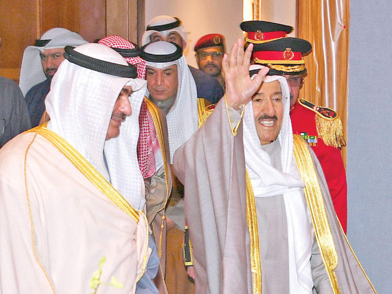 صاحب السمو يحيي المشاركين في الاحتفال لدى وصوله ويبدو الوزير العازمي