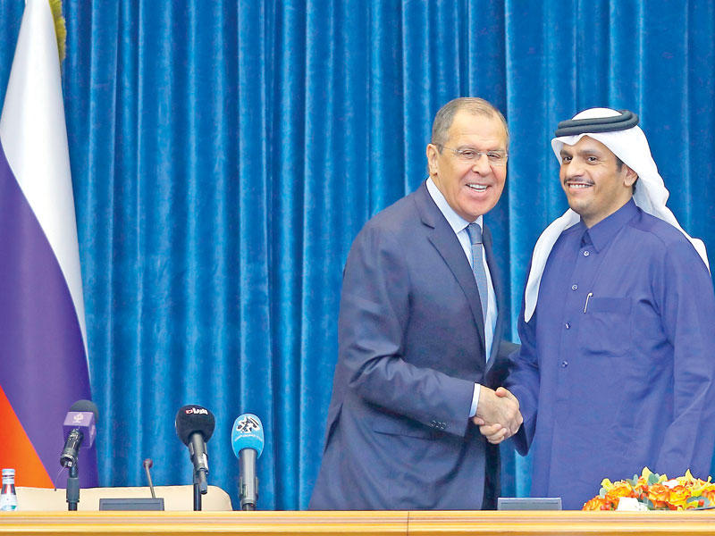 بن عبدالرحمن ولافروف في الديوان الأميري بالدوحة أمس (أ ف ب)