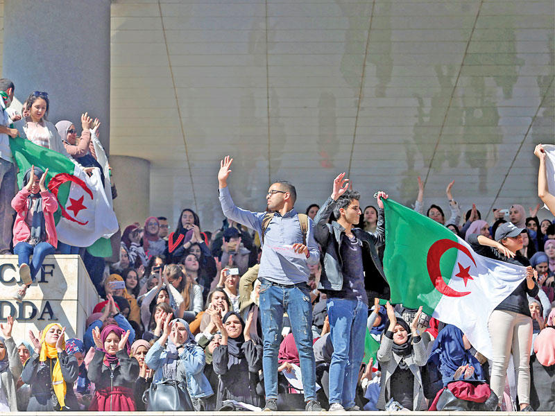 طلاب يتظاهرون ضد العهدة الخامسة في العاصمة الجزائرية أمس الأولt(رويترز)