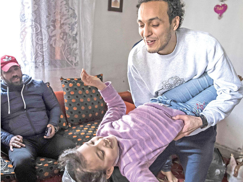 «شوكان» يلاعب ابنة شقيقته في منزله بالقاهرة أمس (أ ف ب)