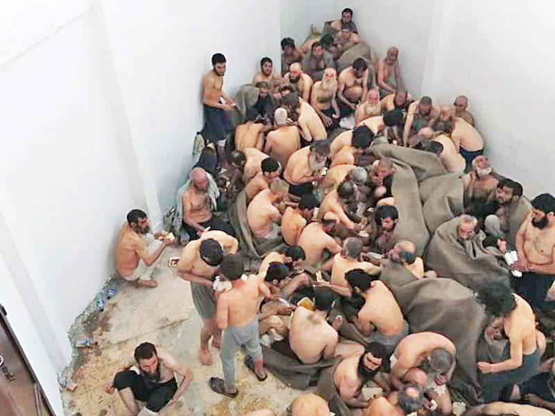 صورة متداولة لمقاتلين من «داعش» لـدى «قسد» 