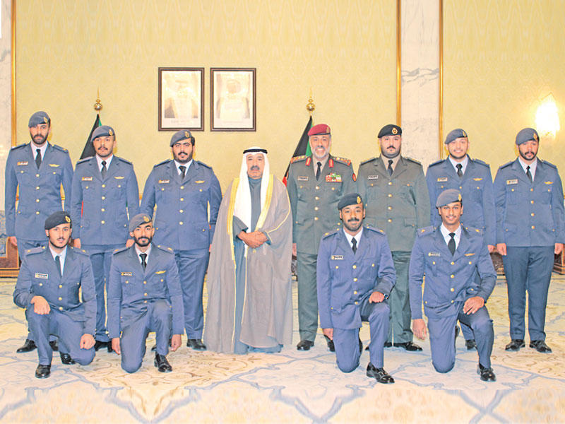 النائب الأول متوسطاً الضباط الذين تمت ترقيتهم 