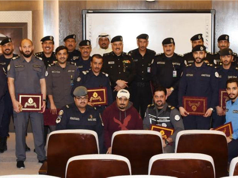  وكيل وزارة الداخلية المساعد لشؤون أمن المنافذ اللواء منصور العوضي متوسط مجموعة من منتسبي قطاع أمن المنافذ