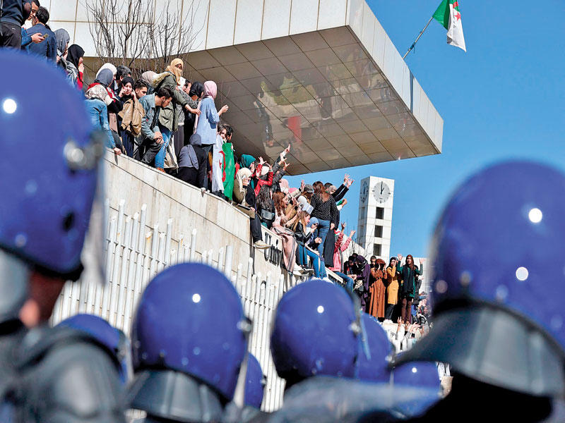 عناصر أمنية ومتظاهرون من كلية الطب في العاصمة الجزائرية أمس الأول  (أ ف ب)