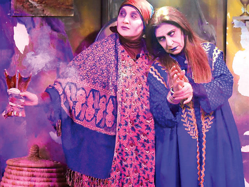 هيفاء عادل وسماح في «موجب»