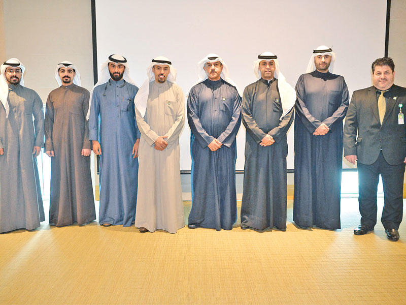 مسؤولون في «بيتك» مع المتدربين 