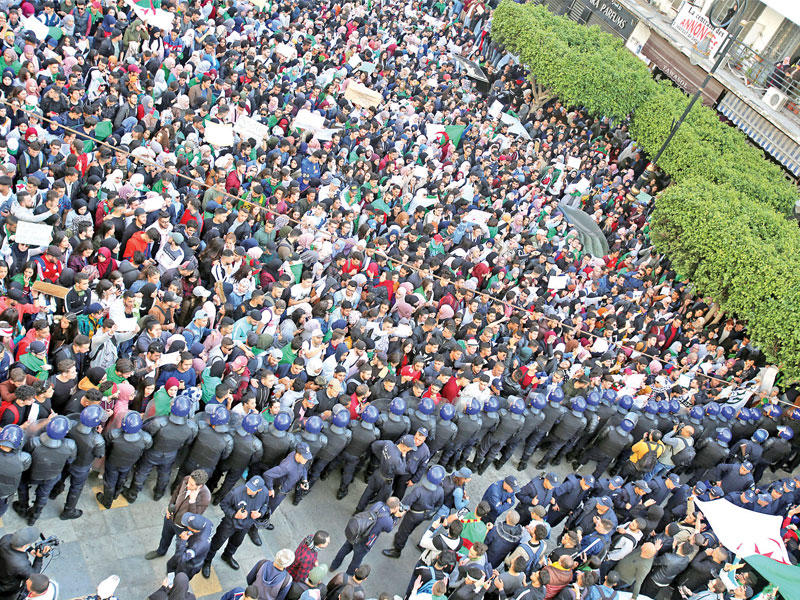 طلاب يتظاهرون ضد العهدة الخامسة في العاصمة الجزائر أمسt(رويترز)