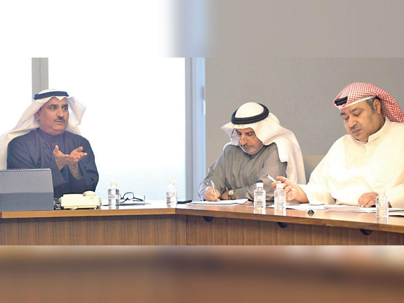 الحربي والغيص والسلطان خلال الاجتماع أمس