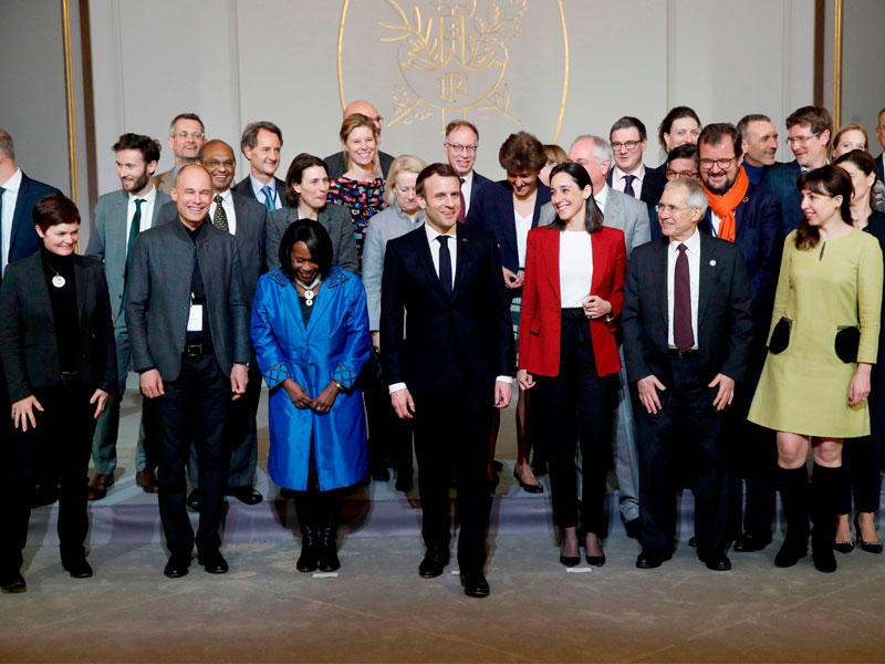 ماكرون في صورة تذكارية مع وفدٍ بيئي في الايليزيه أمس الأول  (أ ف ب)