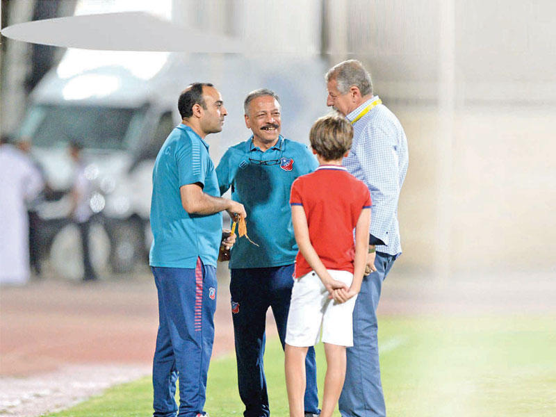 إيوان مارين ومحمد عبدالله وعادل عقلة في حديث جانبي