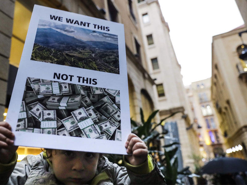 طفل لبناني خلال تظاهرة أمام مقر البنك الدولي في بيروت أمس الأول، احتجاجاً على بناء سد بسري (أ ف ب)