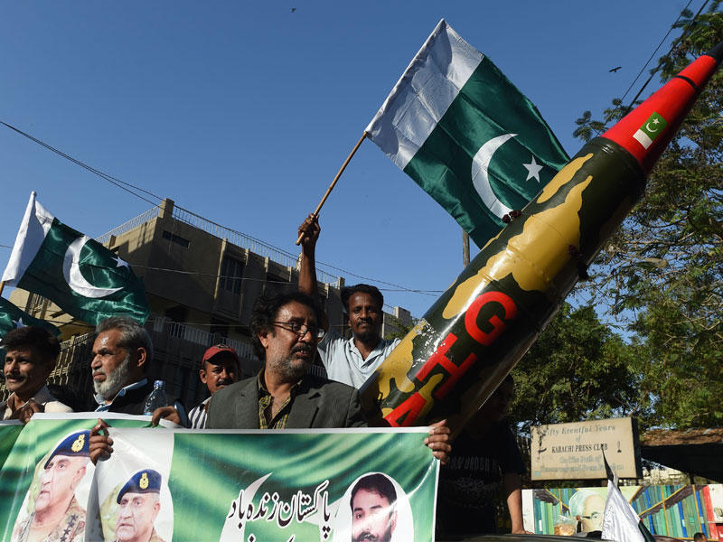 مؤيدو رابطة عموم باكستان الإسلامية بجانب نسخة من صاروخ خلال مظاهرة مناهضة للهند ، في كراتشي