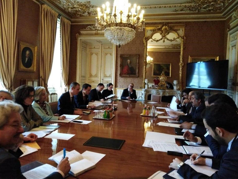 مساعد وزير الخارجية لشؤون أوروبا السفير وليد الخبيزي وسفير الكويت في باريس سامي السليمان خلال الجولة الثانية من الحوار الاستراتيجي بين الكويت و فرنسا