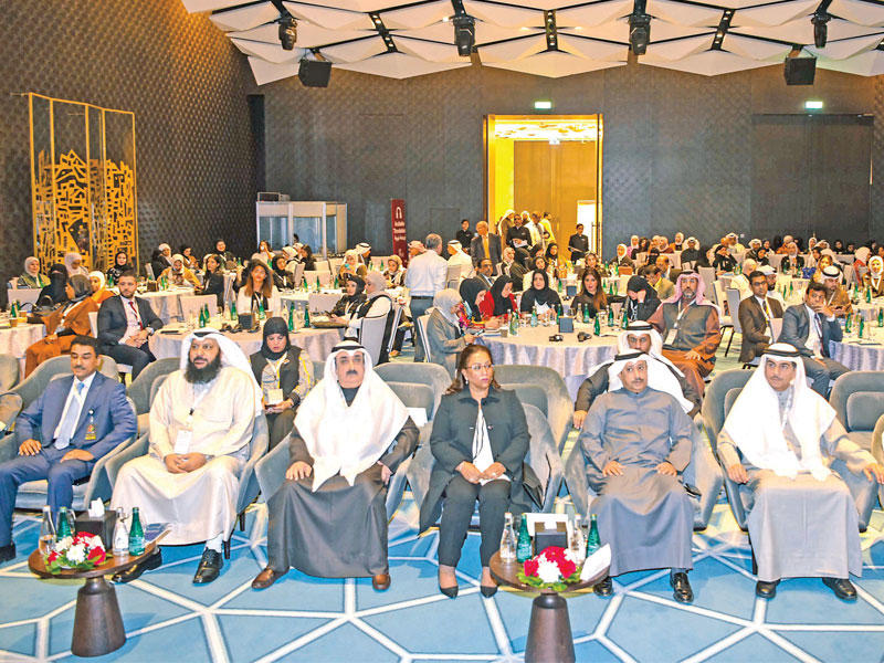 جانب من المشاركين في افتتاح الملتقى