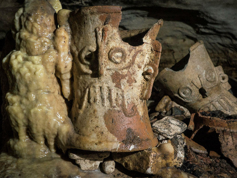 قطعة أثرية سابقة للهسبان في كهف بالامكو ، الموجود في الموقع الأثري لتشيتشن إيتزا في شبه جزيرة يوكاتان ، المكسيك