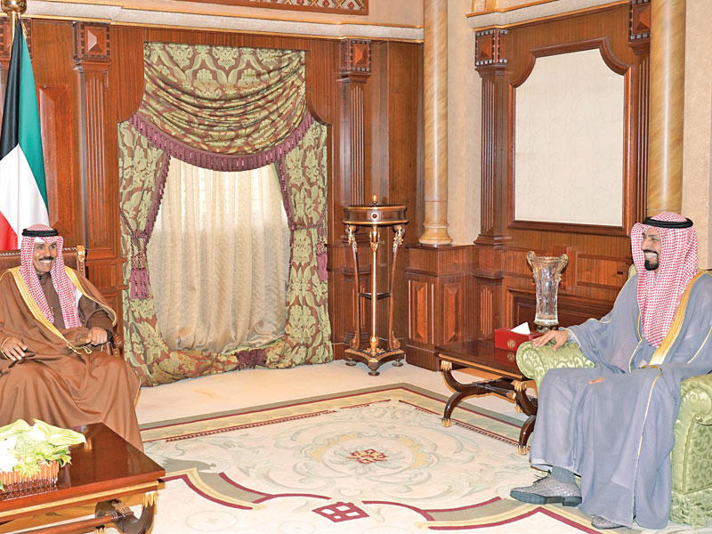 ولي العهد مستقبلاً السفير علي الخالد أمس       