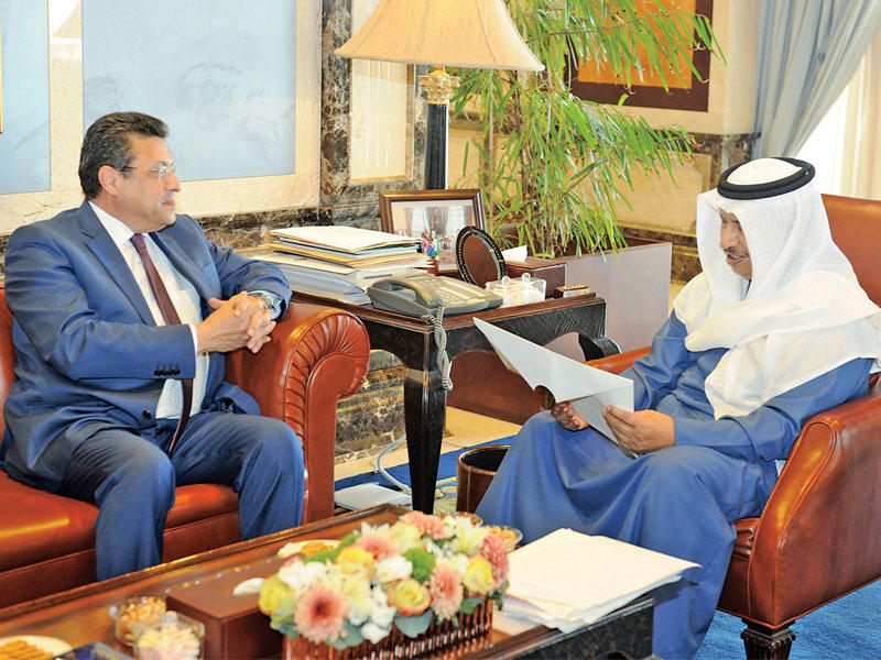 المبارك مستقبلاً سفير مصر أمس